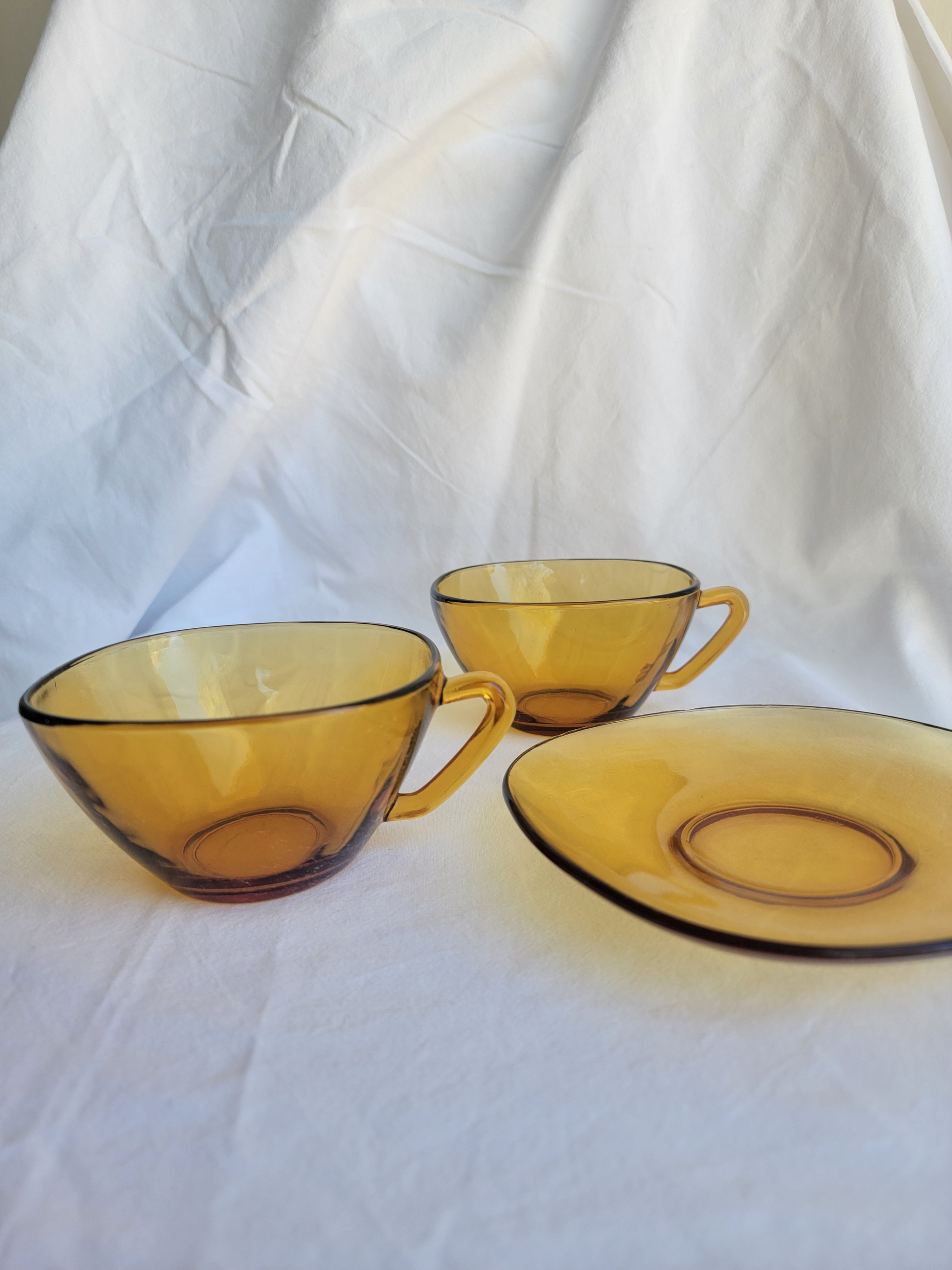 Tasse Vereco jaune grand modèle avec soucoupe assortie, vaisselle vintage française en verre coloré Duralex