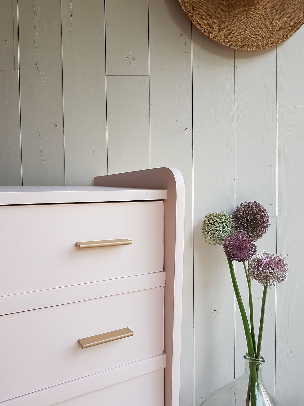 Commode vintage grand format en bois avec pieds compas 4 tiroirs rénovée en rose