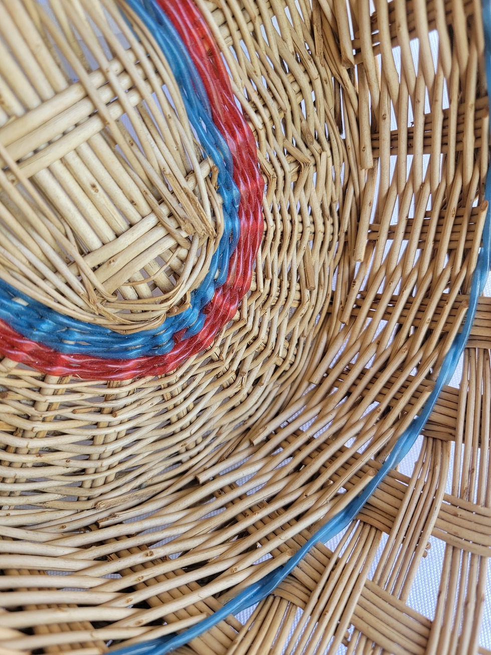 Miniature : Détail tressage osier avec scoubidous rouges et bleus