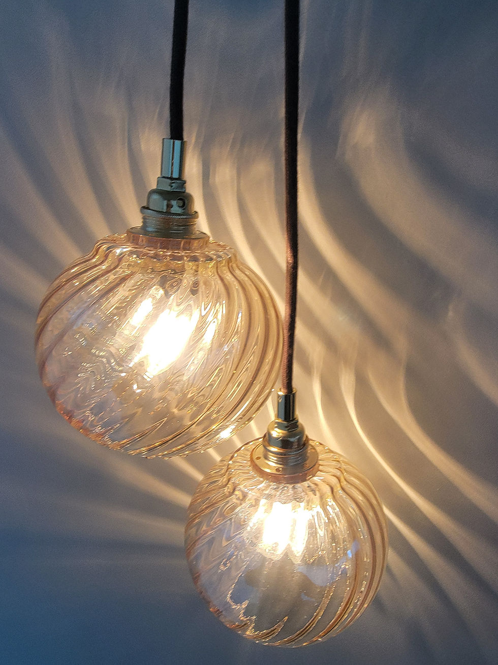 Miniature : Paire de lampes balladeuses anciennes en verre ambré transparent et cable textile marron en coton