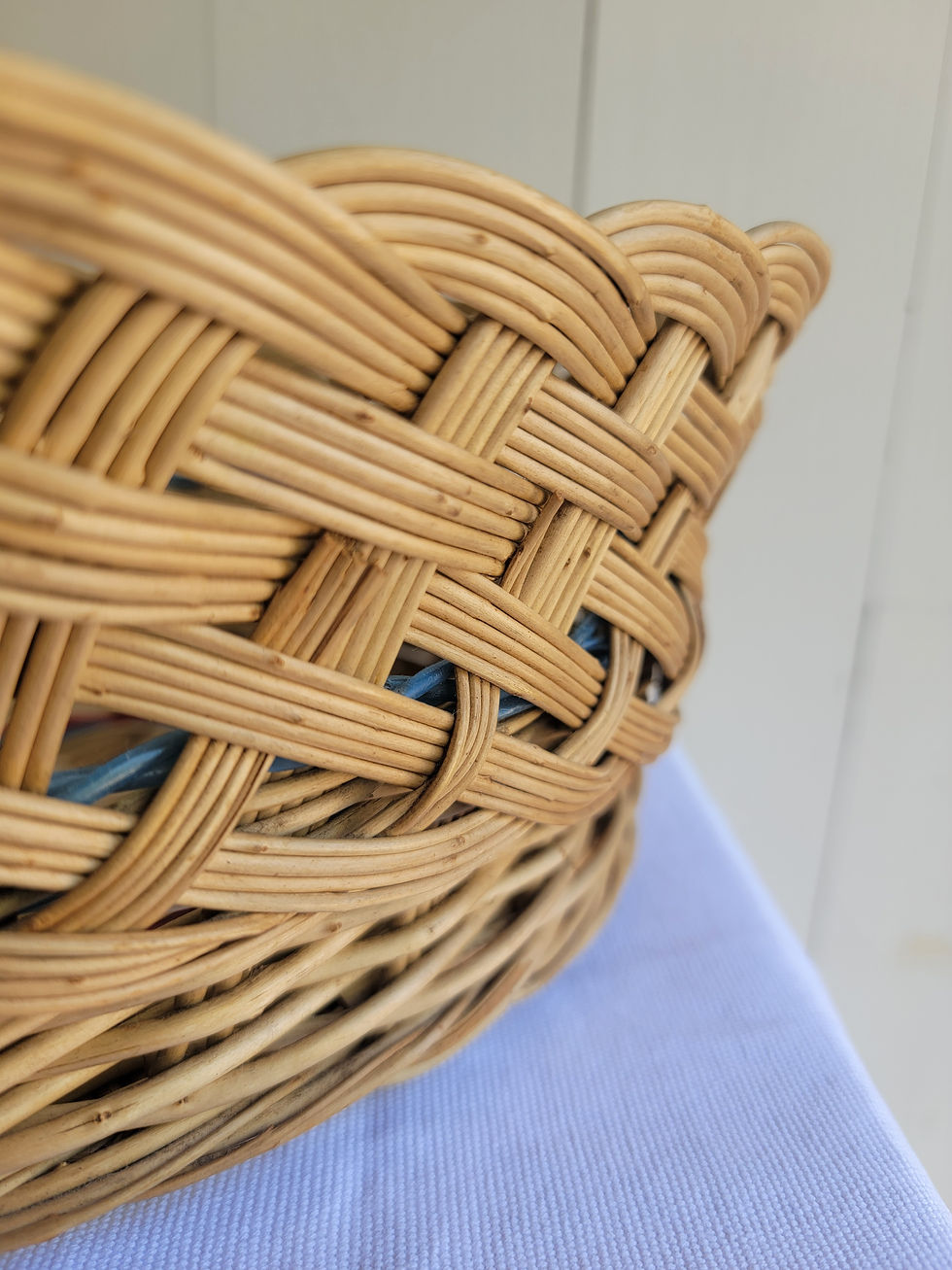 Miniature : Détail tressage corbeille vintage en osier et scoubidous