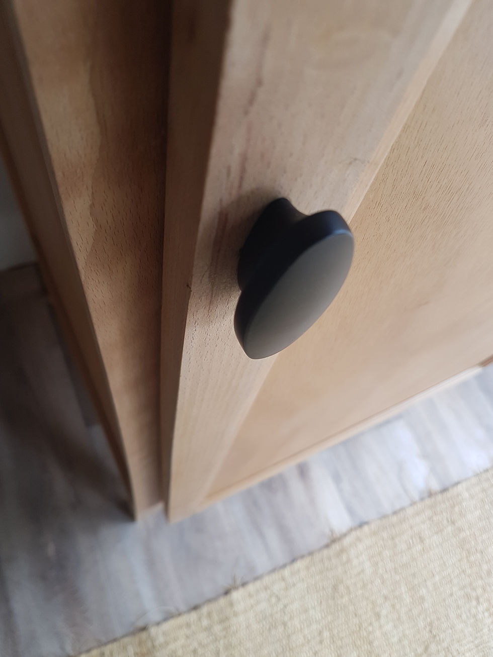 Miniature : Vestaire-petite armoire vintage comportant à la fois des étagères et une penderie et rénové avec des produits écologiques