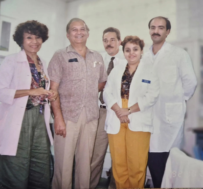 Registro histórico de treinamento em criocirurgia com o Dr. Gilberto Castro Ron, importante nome da criocirurgia dermatológica latino-americana.