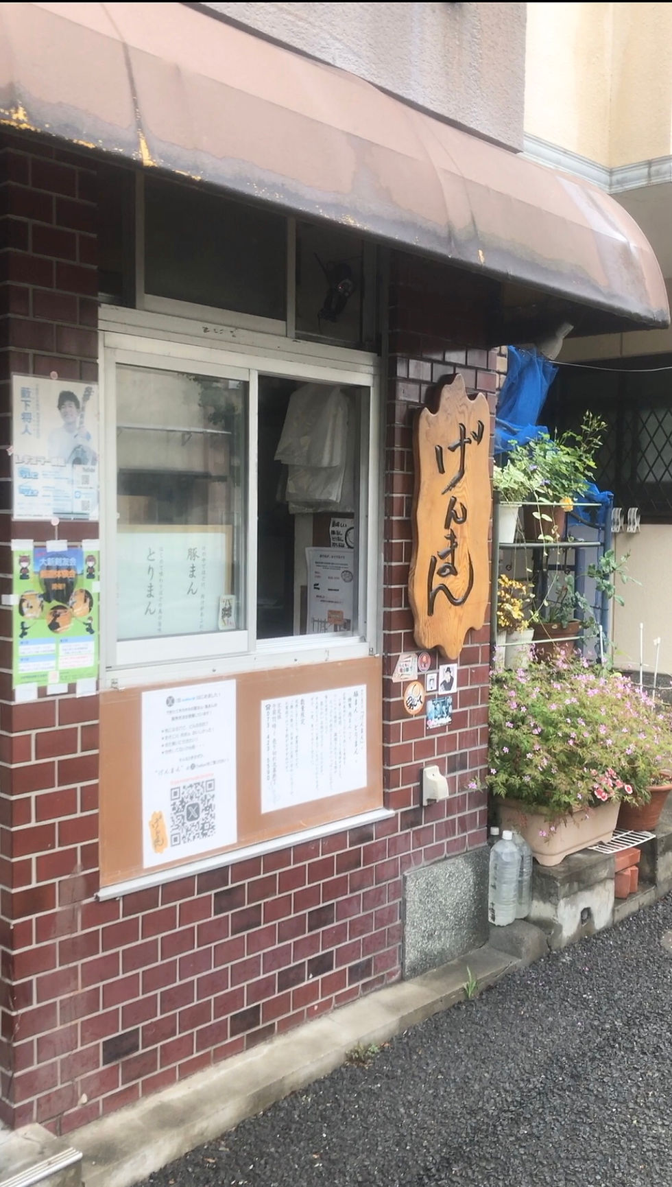 レンガ調の壁のお店