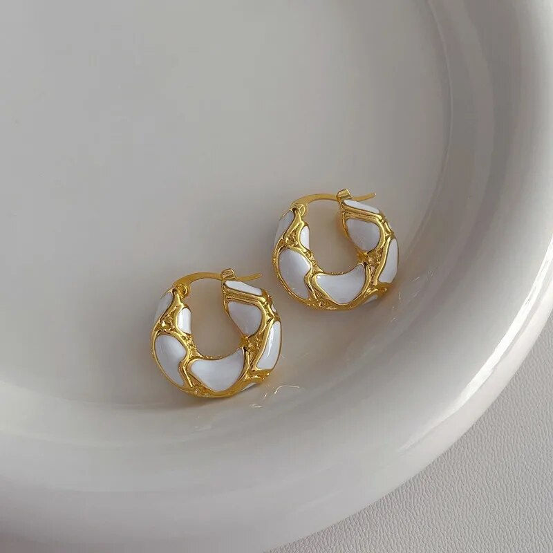 Thumbnail: Golden Aura: Modern and Elegant Gold Hoop Earrings for Women