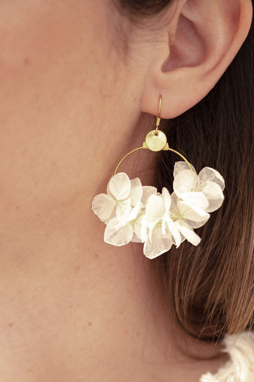 Miniature : boucles d'oreilles pétales hortensias signée élégante fleurs séchées et stabilisées haut de gamme