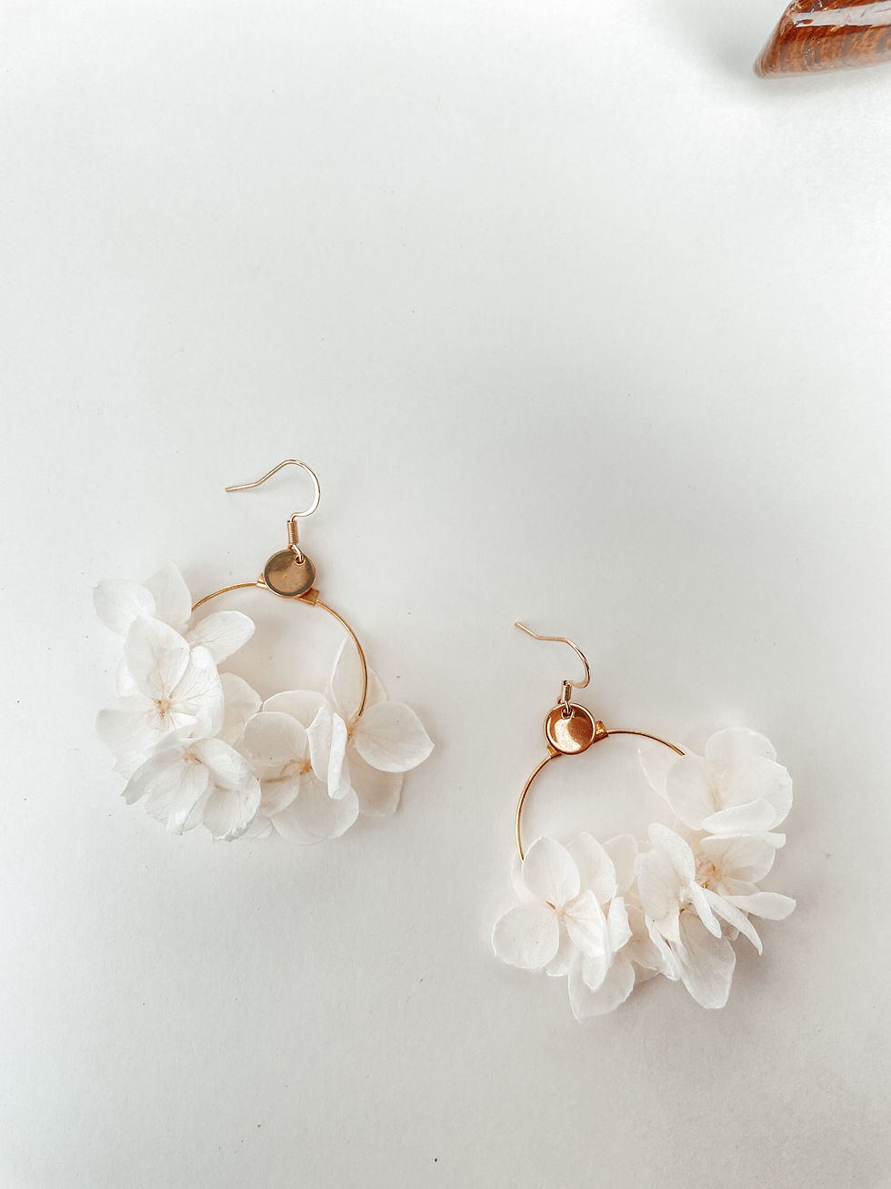 Miniature : boucles d'oreilles pétales hortensias signée élégante fleurs séchées et stabilisées haut de gamme