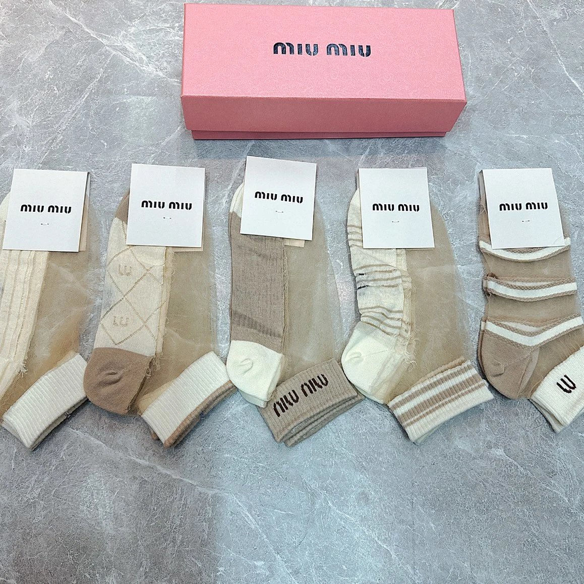 MIUMIU Socks
2 colorways
[Premium Quality]