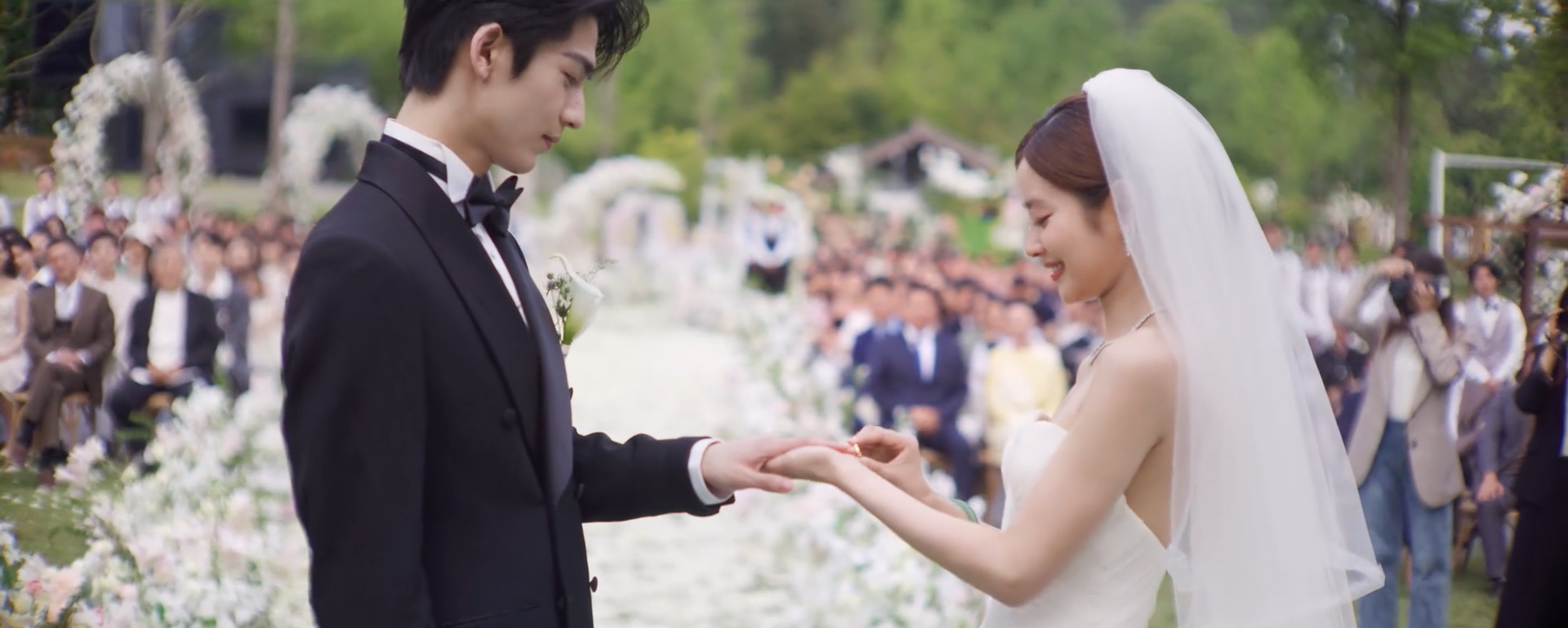 Shen Xifan and He Suye exchange Chopard Ice Cube wedding rings