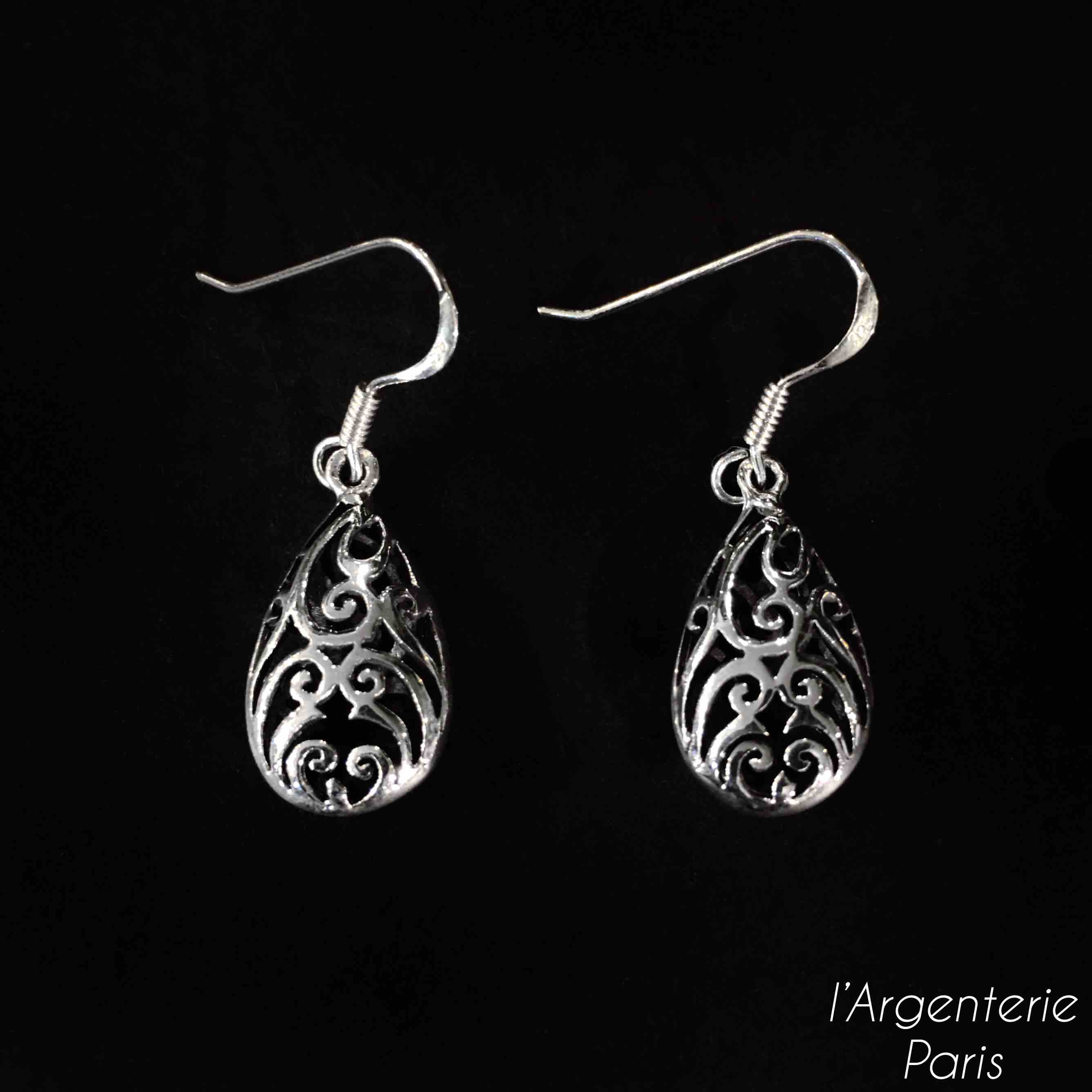 Boucles d'oreilles ajourées.