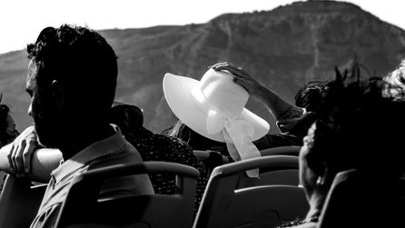 Donna con cappello bianco sul traghetto in costiera amalfitana