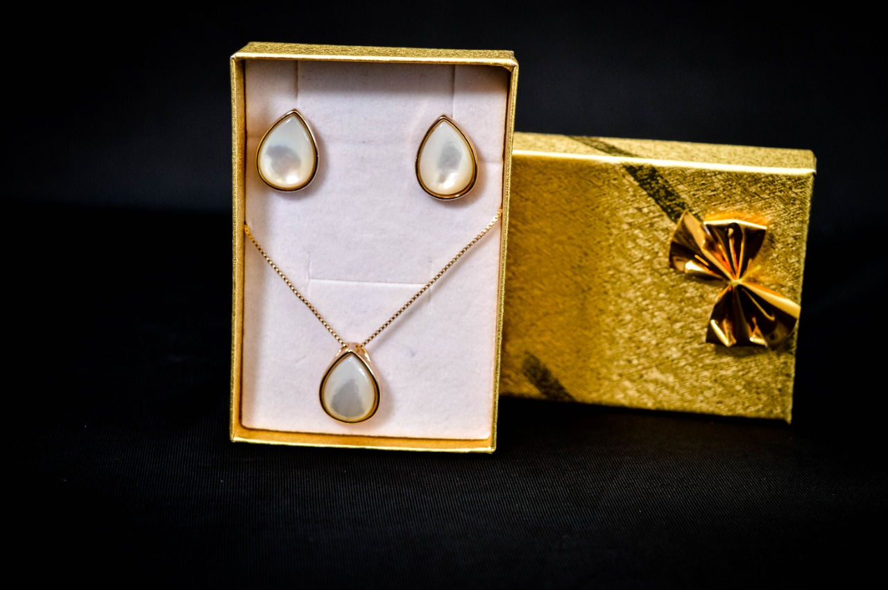 CONJUNTO  MADREPÉROLA GOTA  COLAR E BRINCO