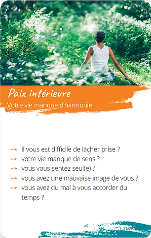 femme faisant du yoga dans la verdure au soleil