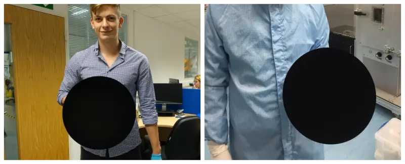 Un joven con una pelota pintada con Vantablack