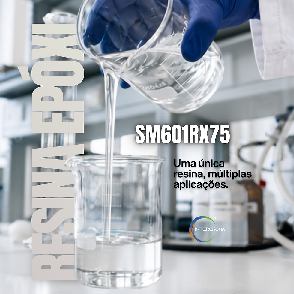 Uma fotografia de close-up profissional ambientada em um laboratório moderno mostra uma mão de cientista com luva azul despejando um líquido transparente e viscoso de um béquer de laboratório menor em um maior. O fundo exibe vários equipamentos de laboratório desfocados. Sobreposto à imagem, lê-se o texto em português "RESINA EPÓXI" em letras grandes e creme na vertical à esquerda. À direita, exibe o código do produto "SM601RX75" e o slogan "Uma única resina, múltiplas aplicações.". No canto inferior direito, o logotipo da Intercroma é visível.