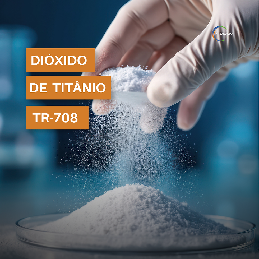 Uma imagem de close-up em um laboratório mostra uma mão com uma luva de látex branca polvilhando um pó branco granulado sobre uma placa de Petri de vidro. O pó é identificado pelo texto em blocos laranja no canto superior esquerdo, que diz 'DIÓXIDO DE TITÂNIO TR-708'. No canto superior direito, há o logotipo circular multicolorido da 'Intercroma'. O fundo é um ambiente de laboratório desfocado e azulado com luzes de bokeh.