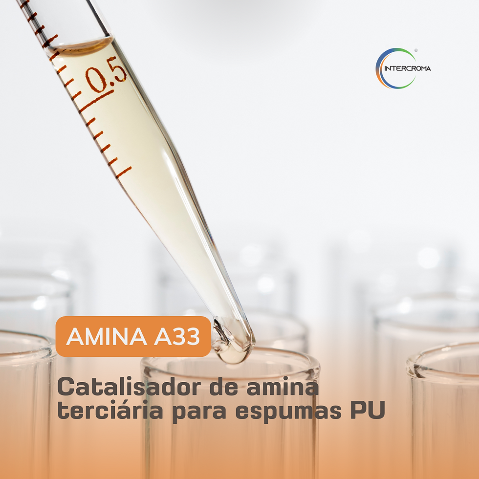 Pipeta com líquido transparente sendo dispensado em tubo de ensaio, representando o catalisador Amina A33 da Intercroma para espumas de poliuretano (PU).