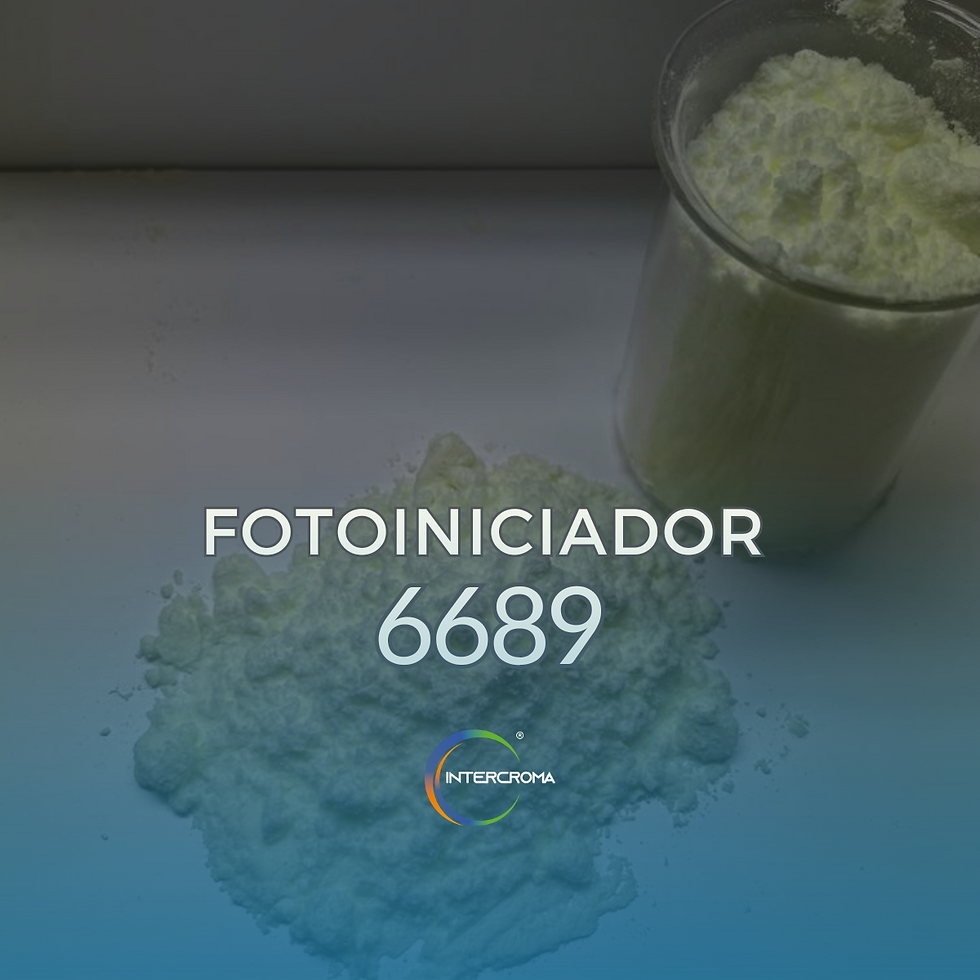 Produto em pó sobre a bancada e no béquer, representando o Fotoiniciador 6689 pronto para aplicações industriais de cura UV.