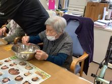 チョコ蒸しパン作り（デイサービス）