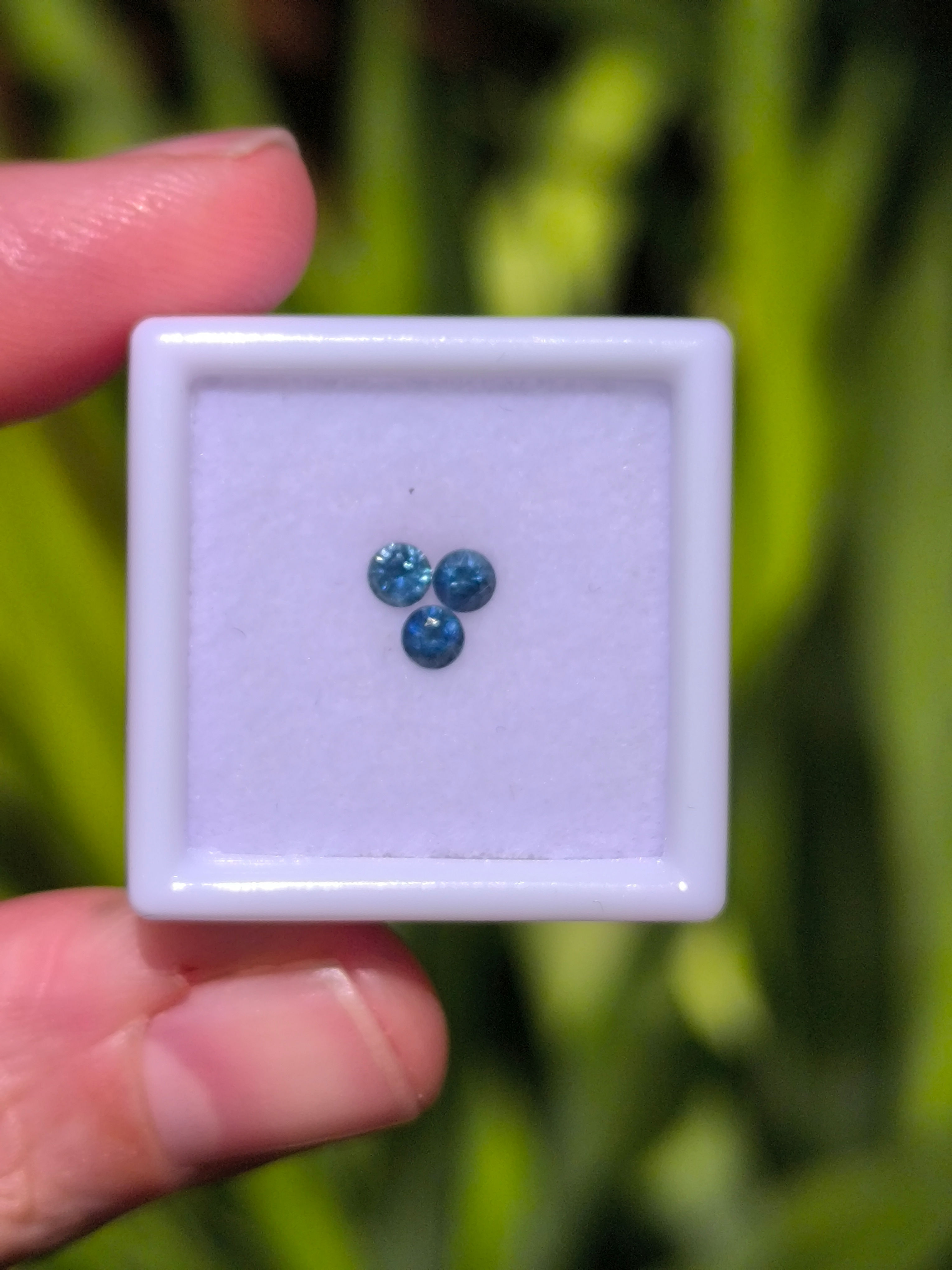 Zafiro azul 3,0mm. Corte brillante. Madagascar 