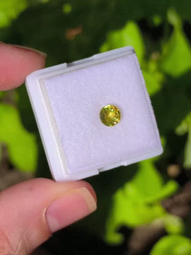 Miniatura: Esfena 0,65ct. 5,3mm de diámetro. Sin tratamiento. Rusia