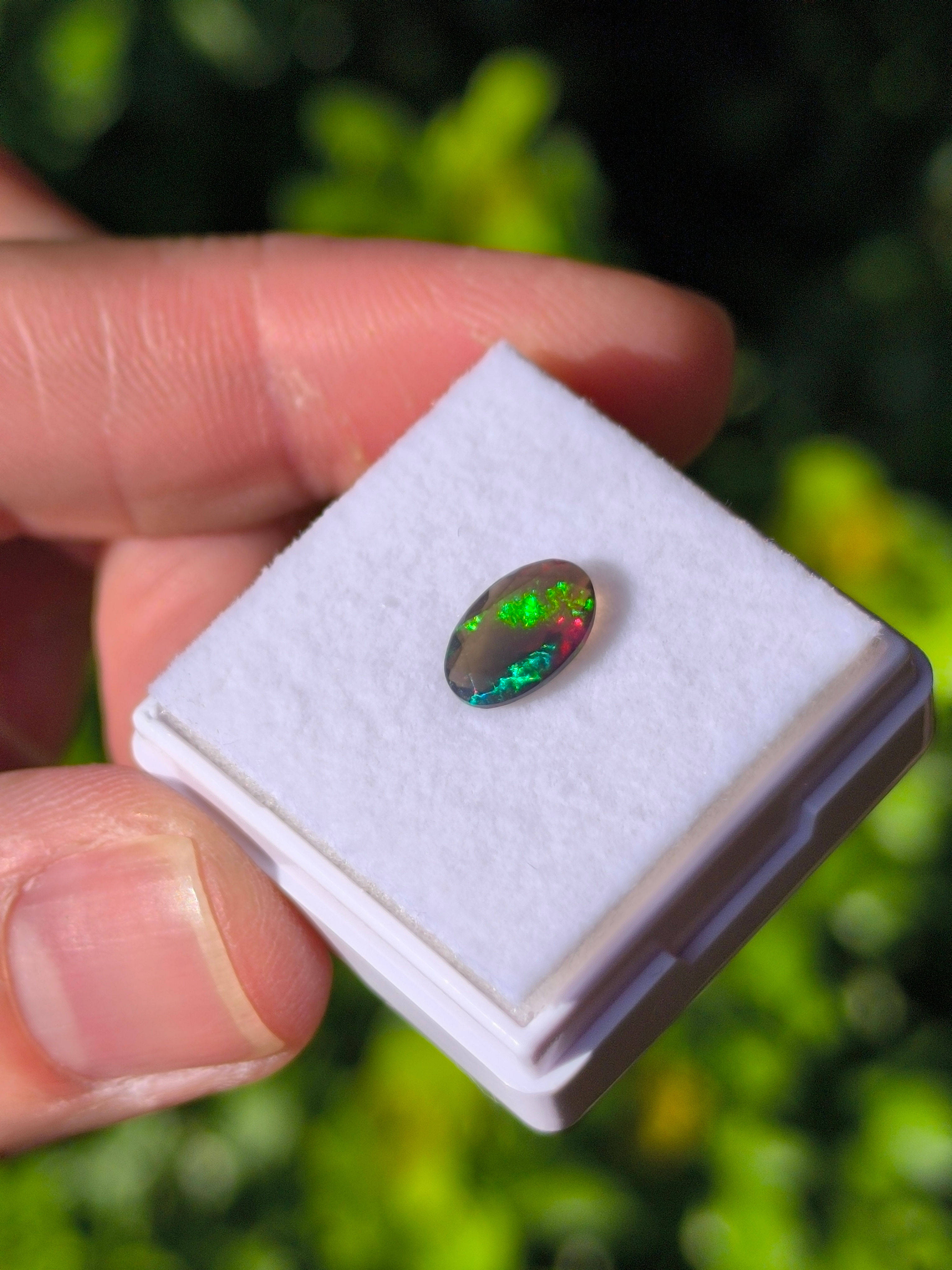 Ópalo Etíope negro, 0.65ct. 8.5*5*3.4mm. facetado. Ovalado