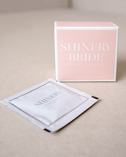 geschenkbox_ceremony-essentials-qrated-towellettes-tuecher-schmuckreinigung-schmuck-ring.j