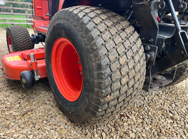 Very genuine Kubota BX220 Compact Tractor low hours and cutter deck.