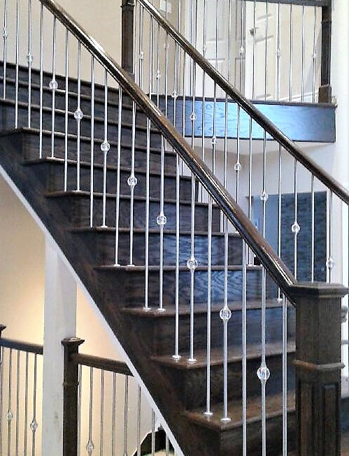 Rampe escaliers montréal cintré avec main courante en bois et poteaux de bois avec moulure.