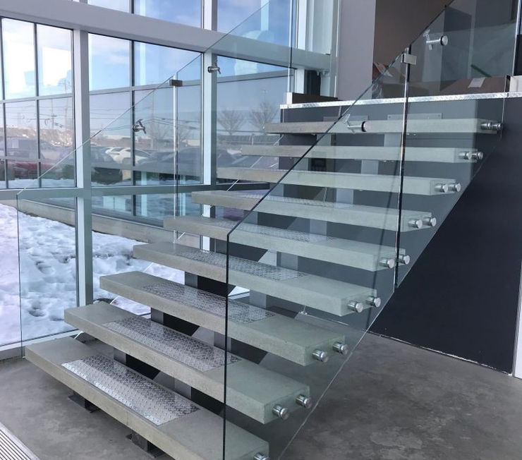 escalier design interieur montreal, westisland. Rampe en verre.