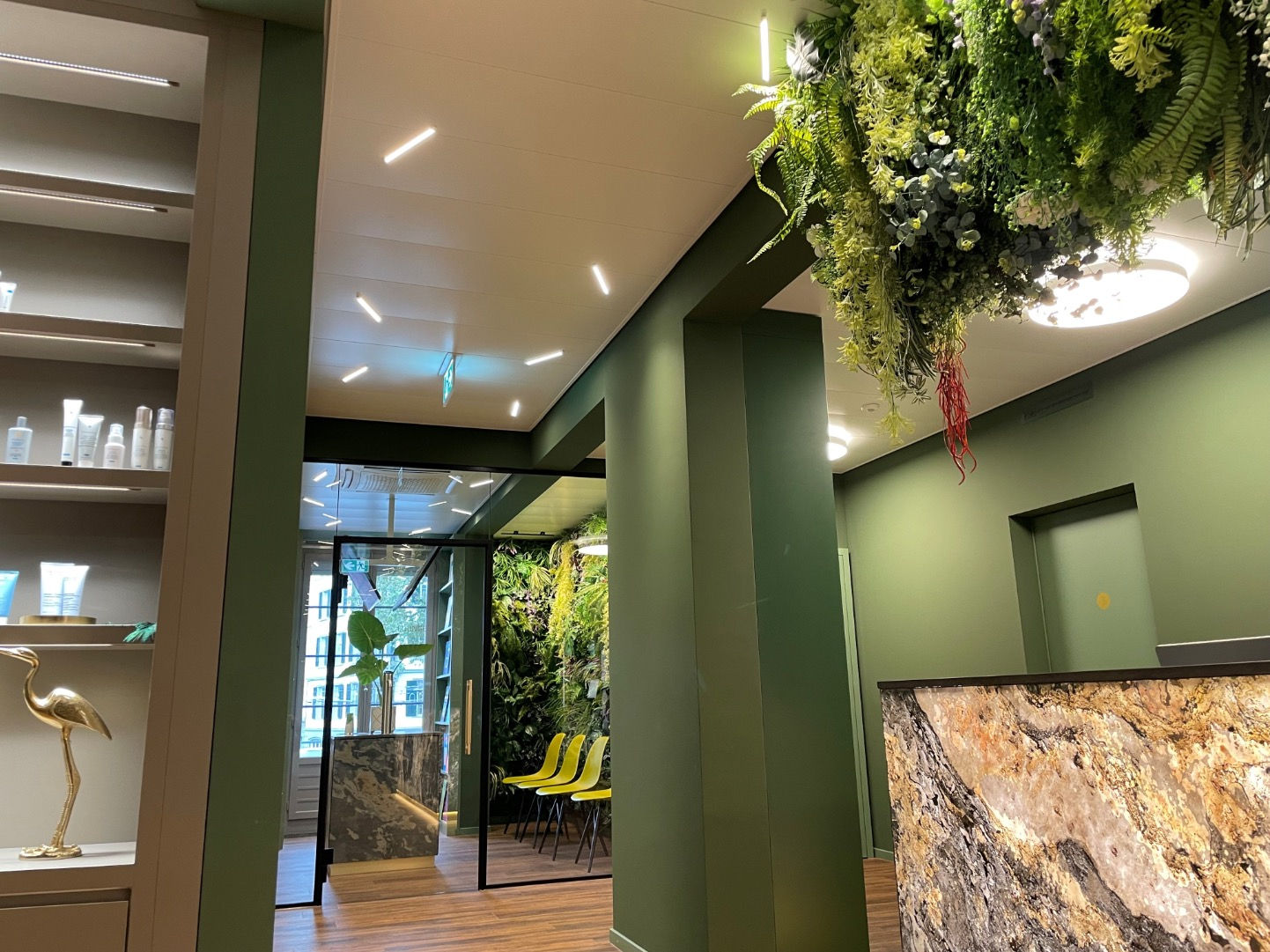 Raumakustik Decke Arztpraxis und vertikaler garten