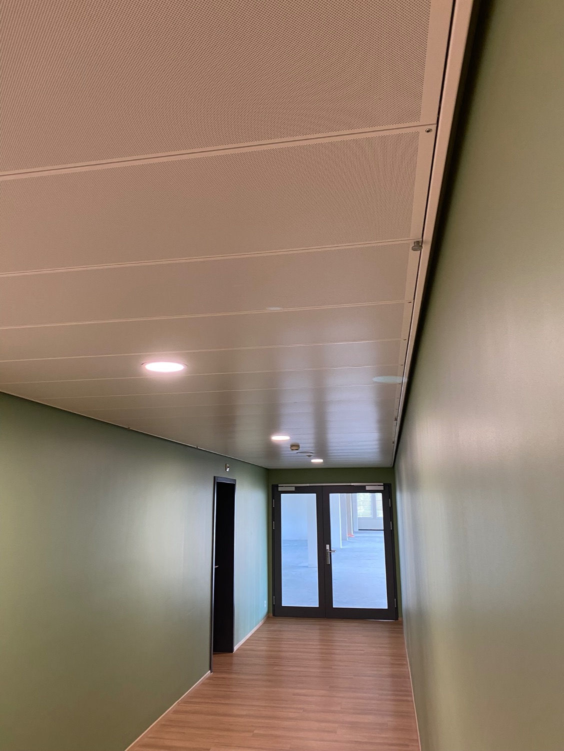 Metalldecke Eingang Geschäftshaus