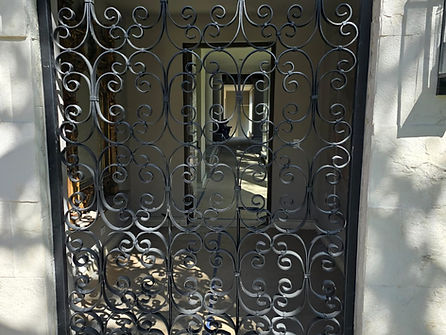 Nos especializamos en la fabricación de puertas en forja a la medida, combinando arte, resistencia y seguridad para crear piezas únicas que realzan la imagen de tu hogar o negocio.