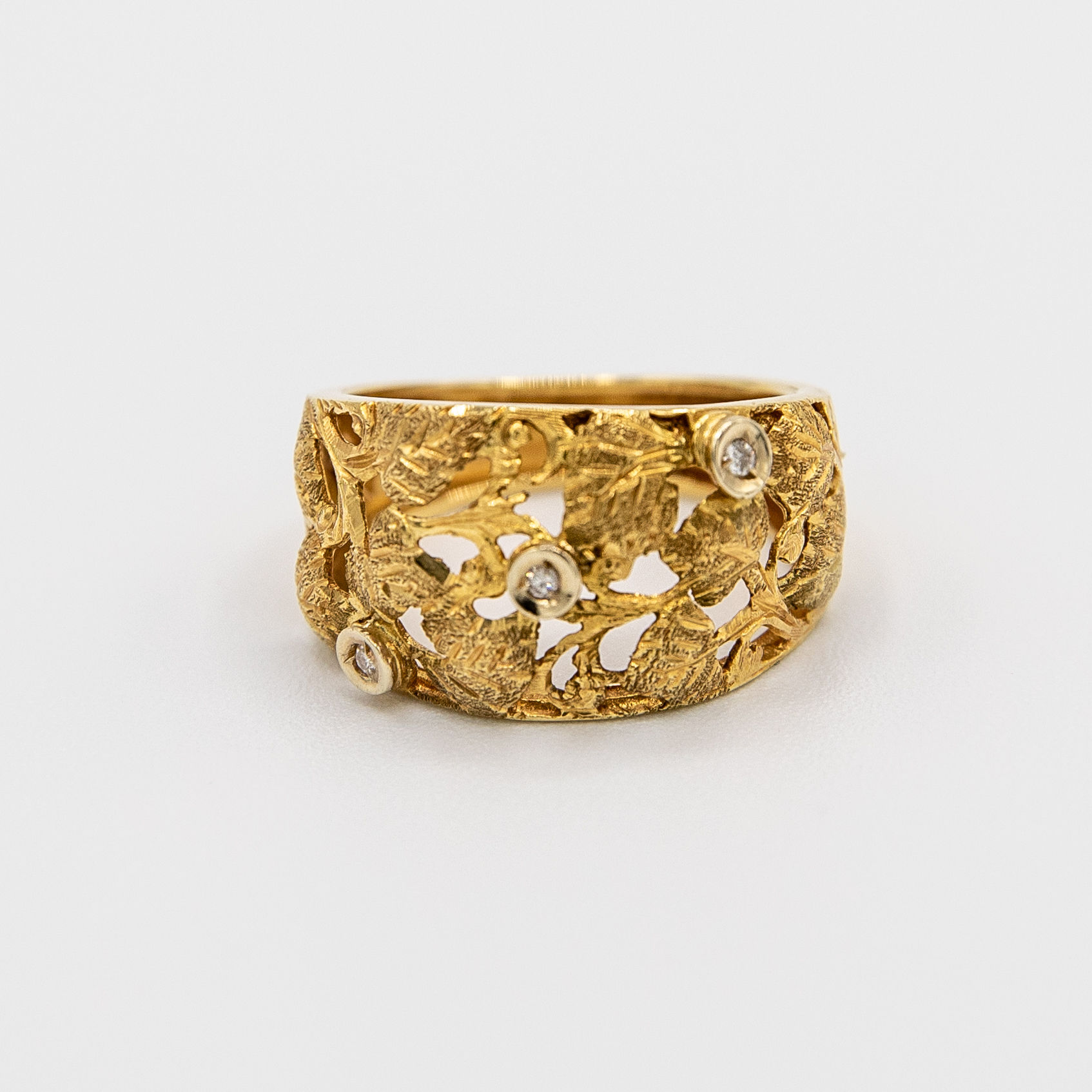 Hand Engraved 18K Yellow Gold Ring with Floral Engraving