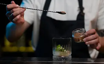 Sune serverer Mojito til privatfest bag lej en bar.webp