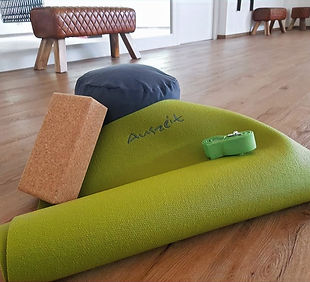 grüne Matte mit Yoga Equipment 