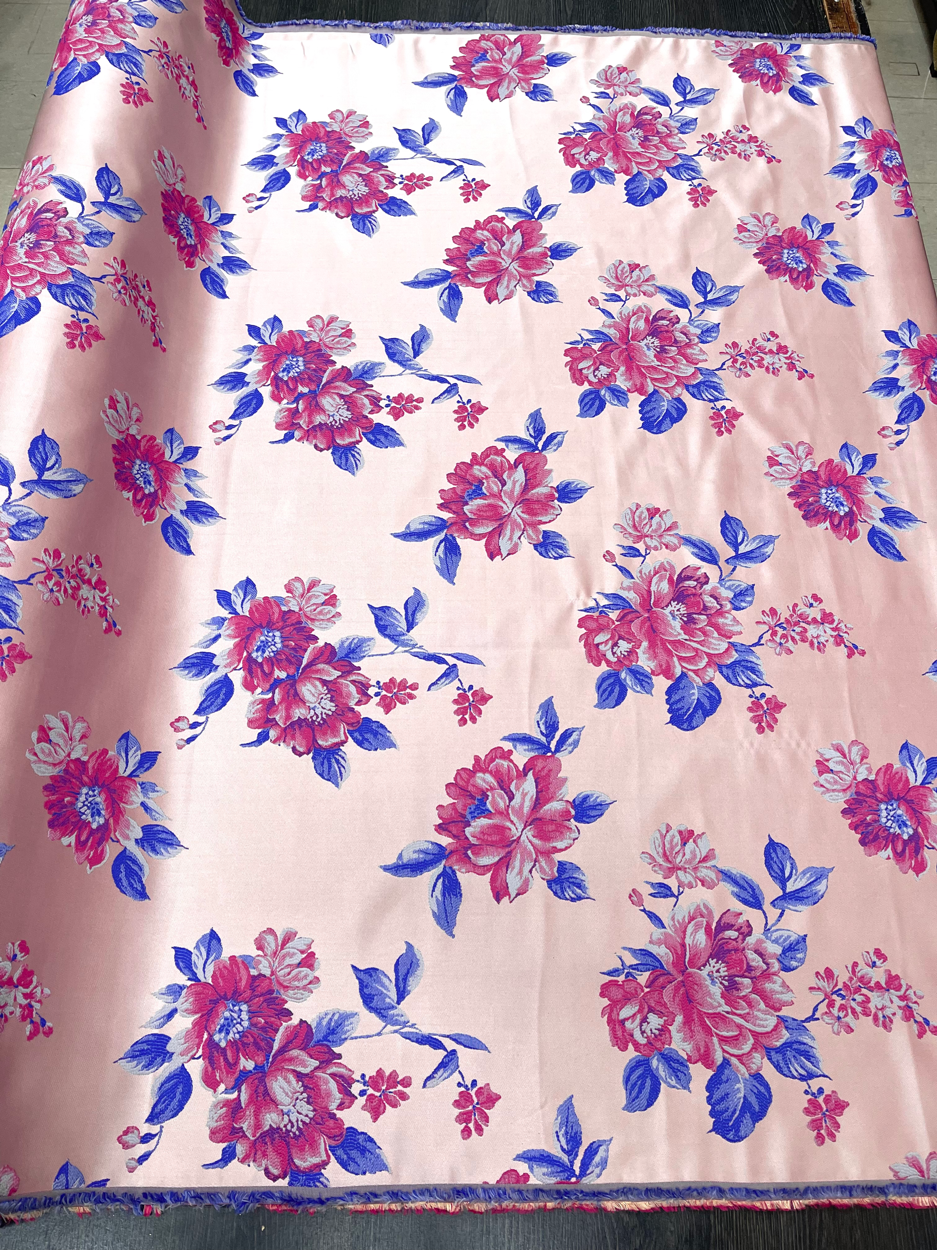 BROCADO DE FLORES ROSA CON AZUL