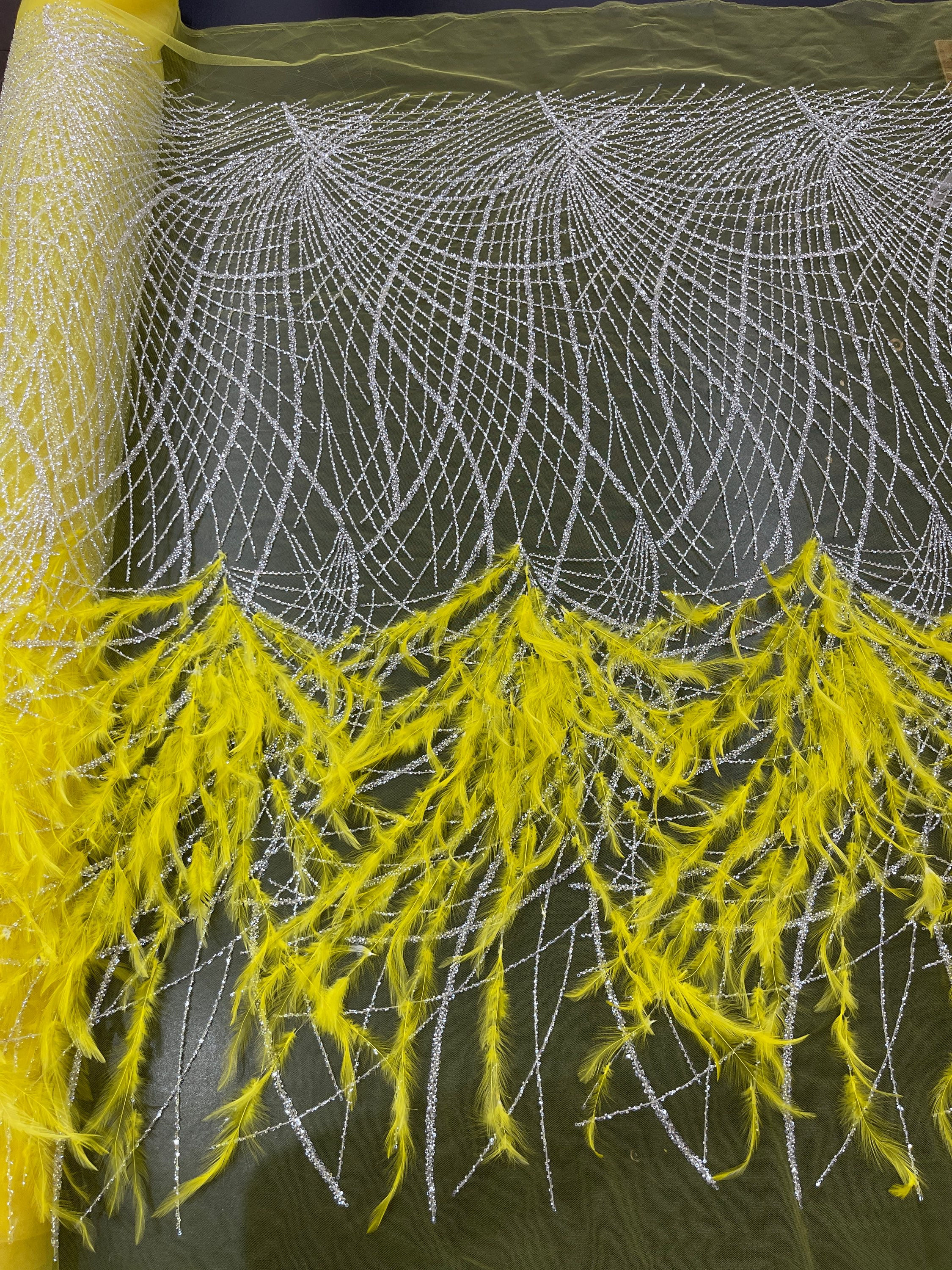 TUL BORDADO C/ PLUMAS AMARILLO