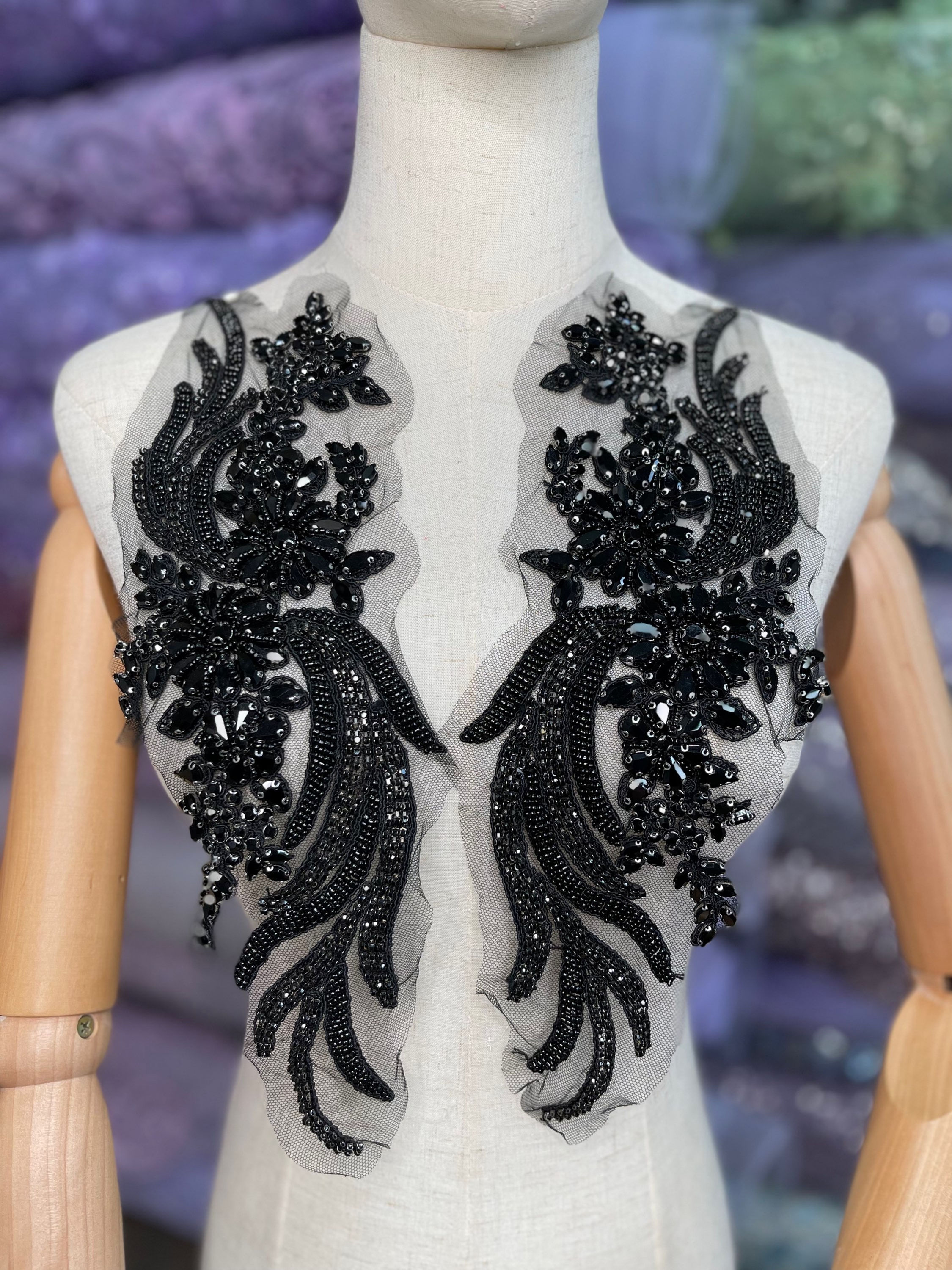 PAR DE APLICACIONES DE PEDRERÍA NEGRA