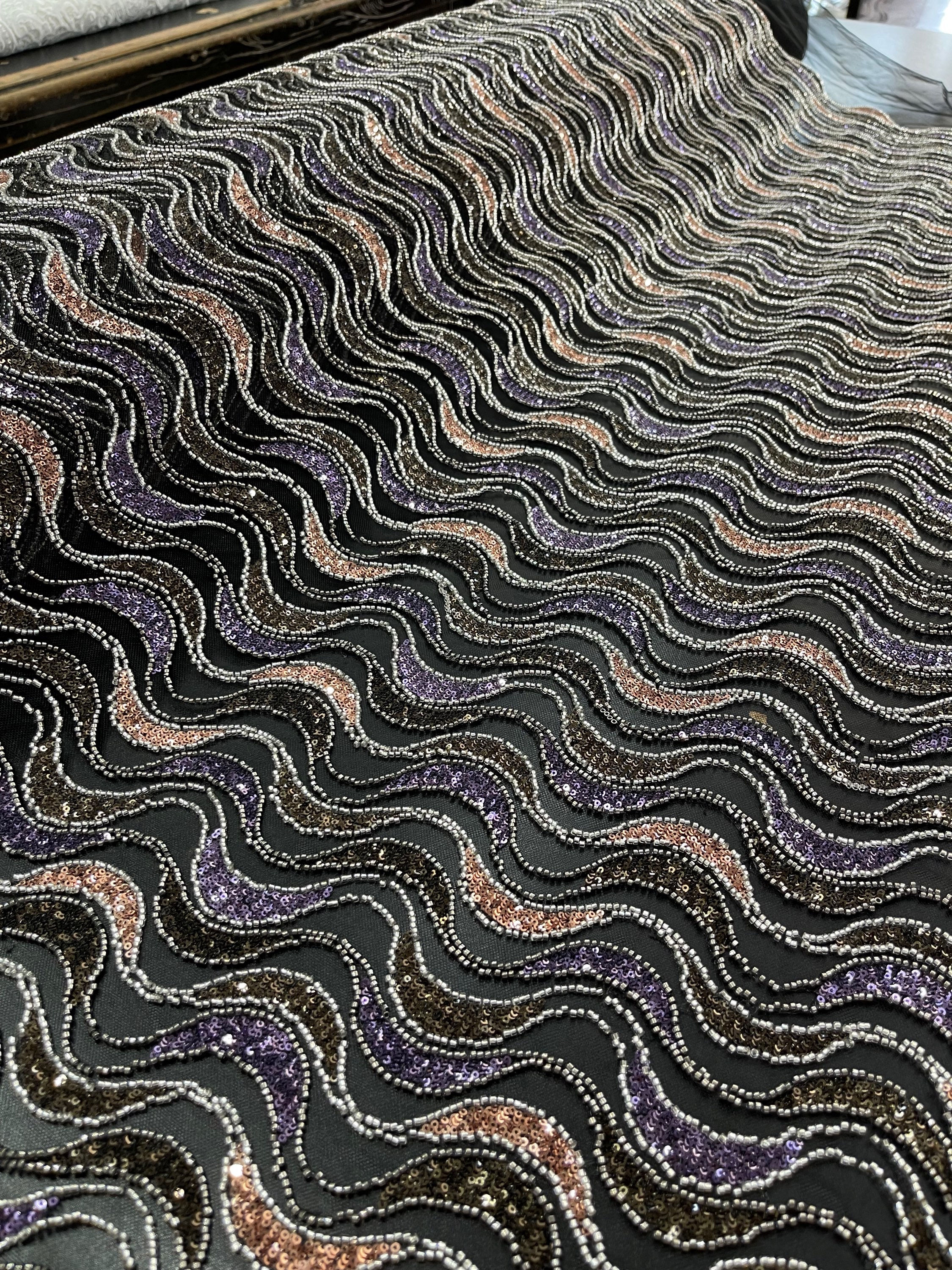 TUL BORDADO NEGRO CON MORADO