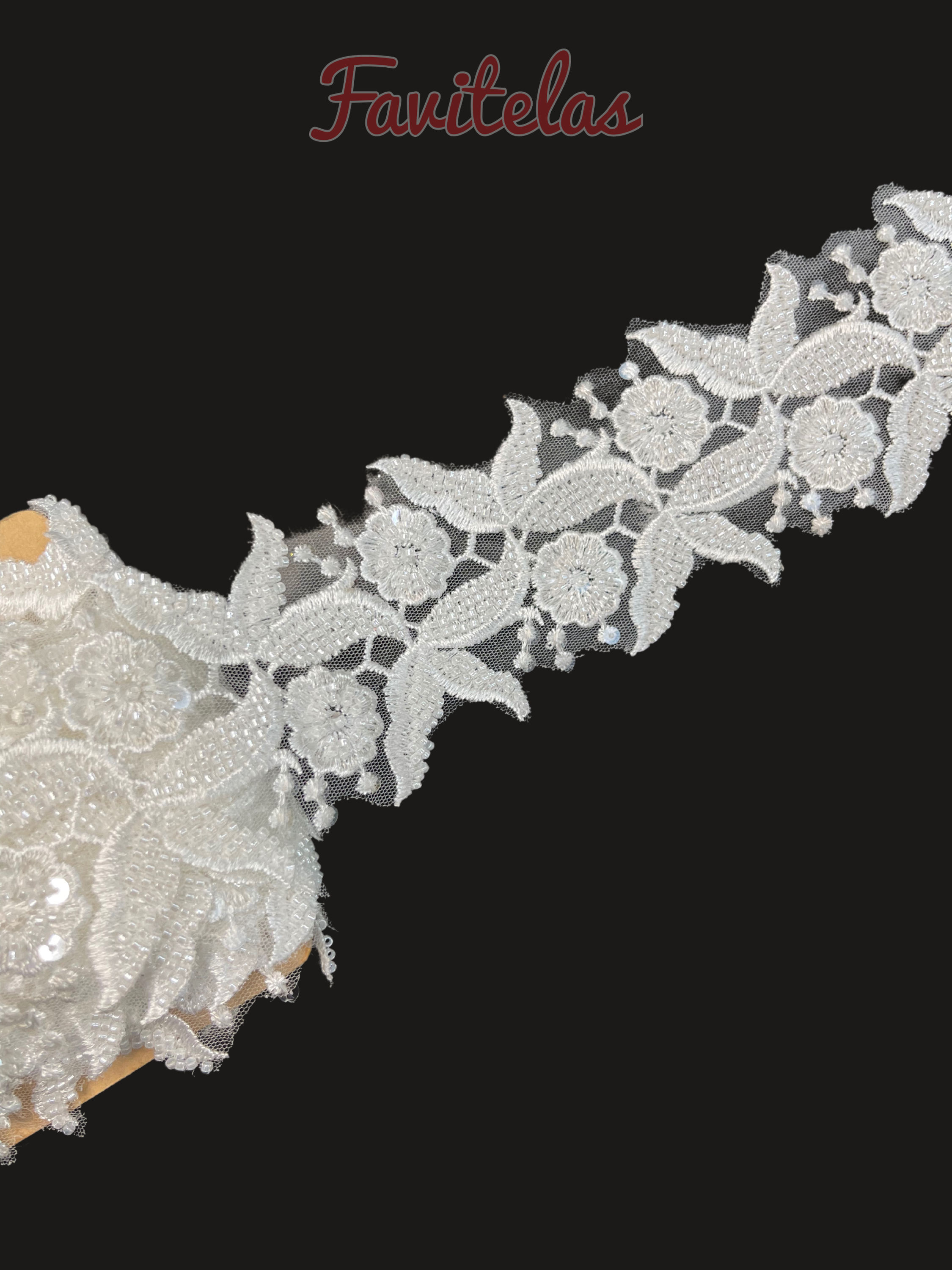 APLICACIÓN BORDADA OFF WHITE POR METRO