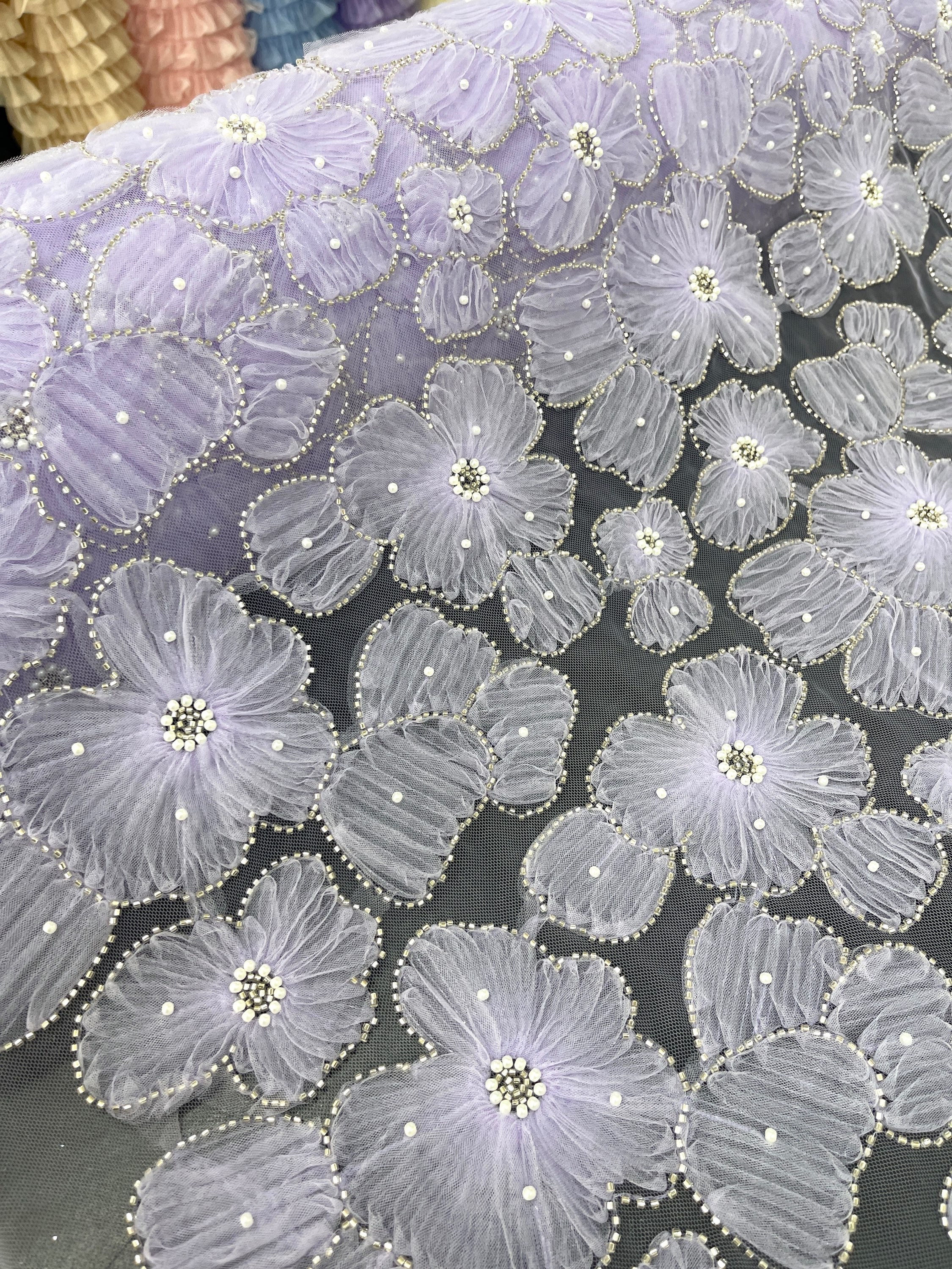 TUL BORDADO DE FLORES LILA