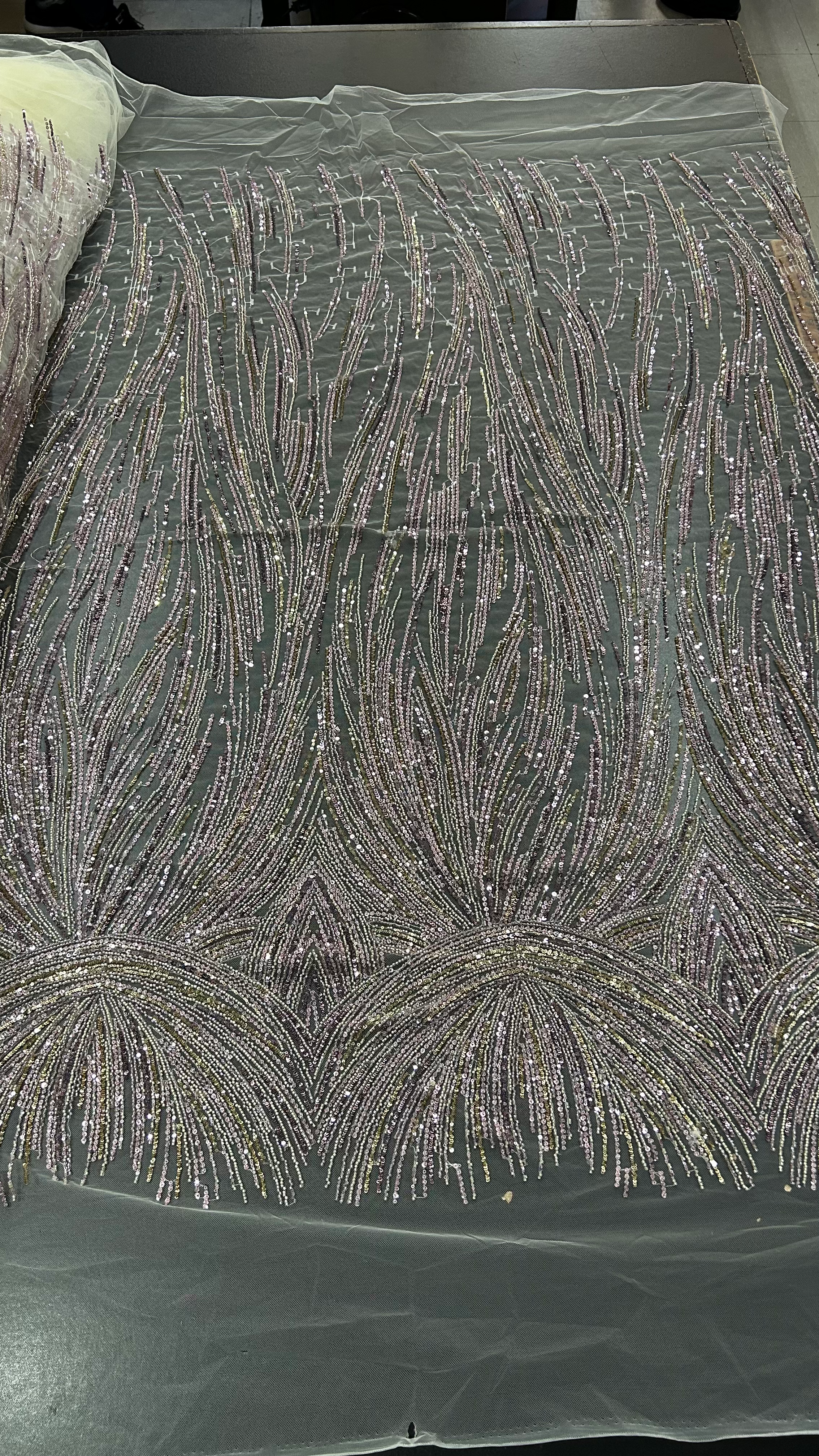 TUL BORDADO LILA C/ FONDO PERLA