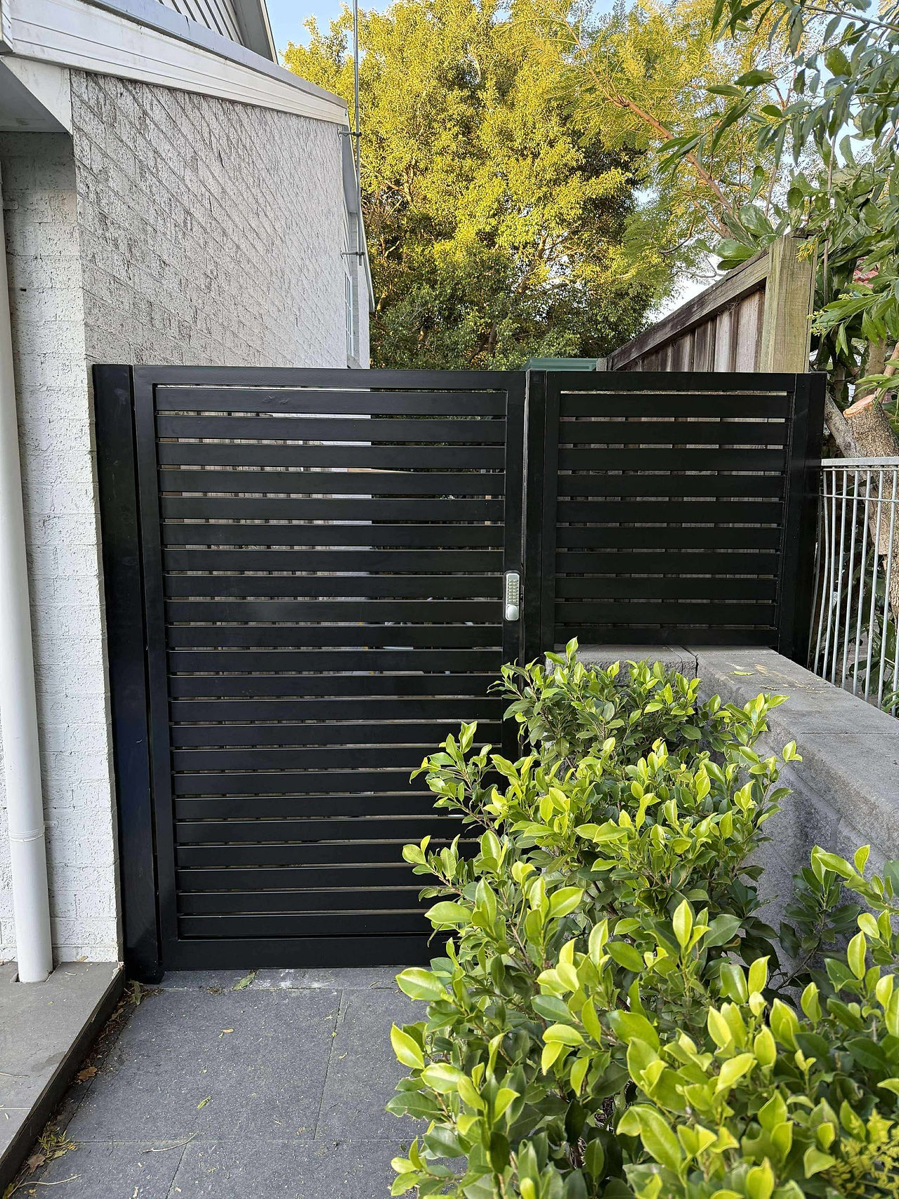 Aluminium slat gate designed to match home façade while offering privacy and security