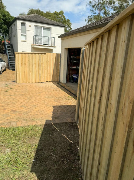 Shared driveway boundary timber fencing The Pond