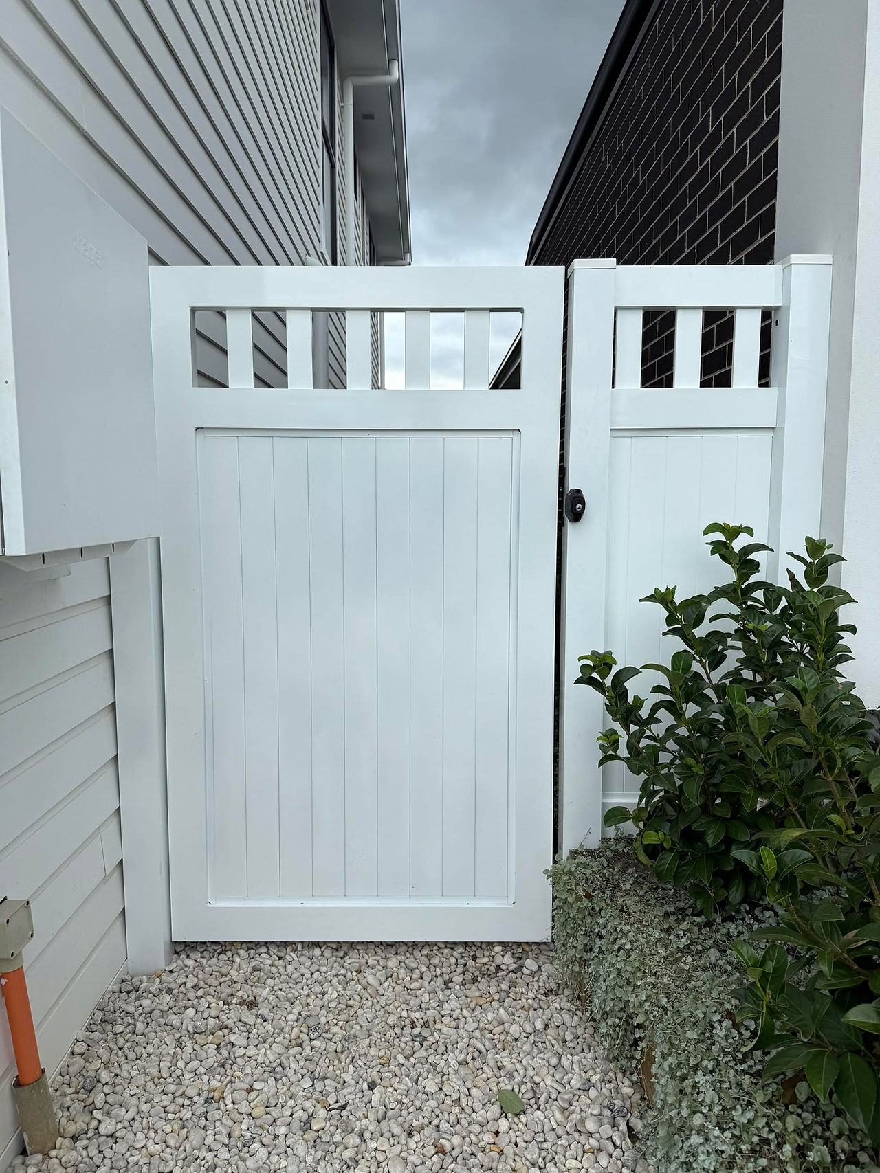 Hampton Style Fence and gate installation done in Oakville NSW
