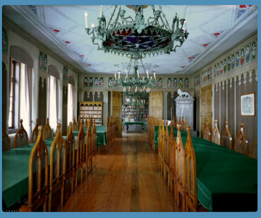 Rittersaal in dem Platz für alle 70 Ritter ist