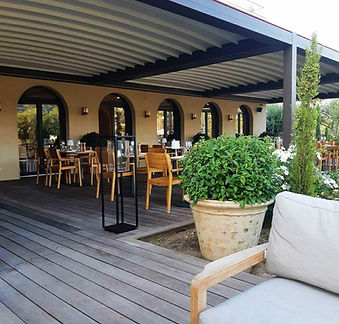 pergola bioclimatique retractable pour restaurant a nimes.jpg
