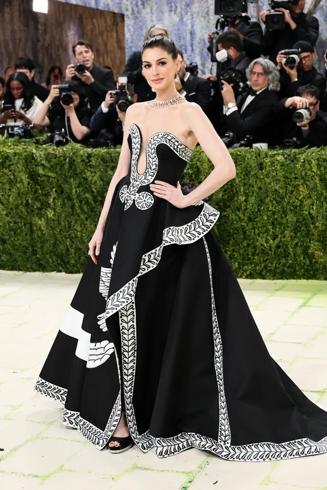 Ann Hathaway in Michael Kors Collection and Bvlgari [Photo Courtesy: Getty Images]