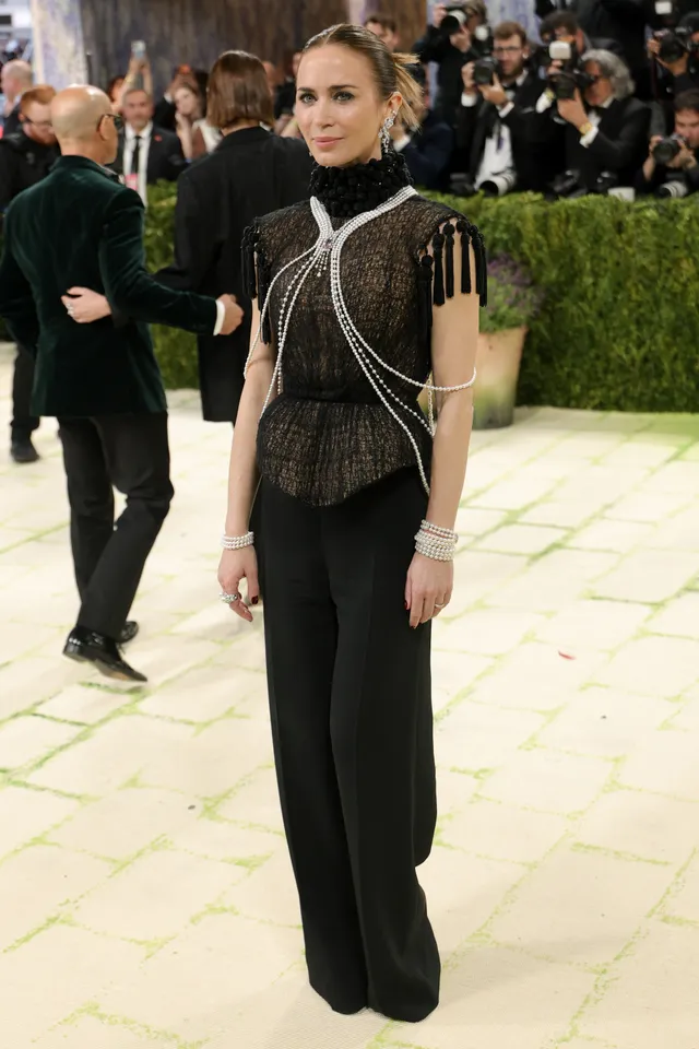Emily Blunt in Ashii Studio and Mikimoto [Photo Courtesy: Getty Images]